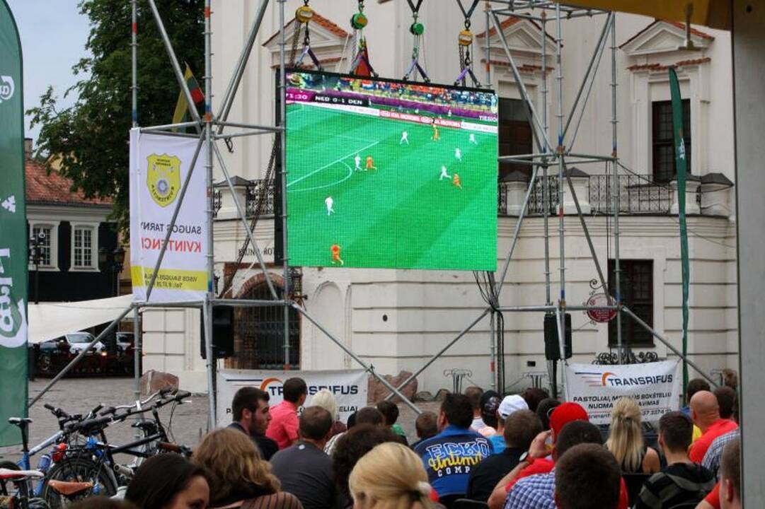 Futbolo karštinė persimetė į Rotušės aikštę