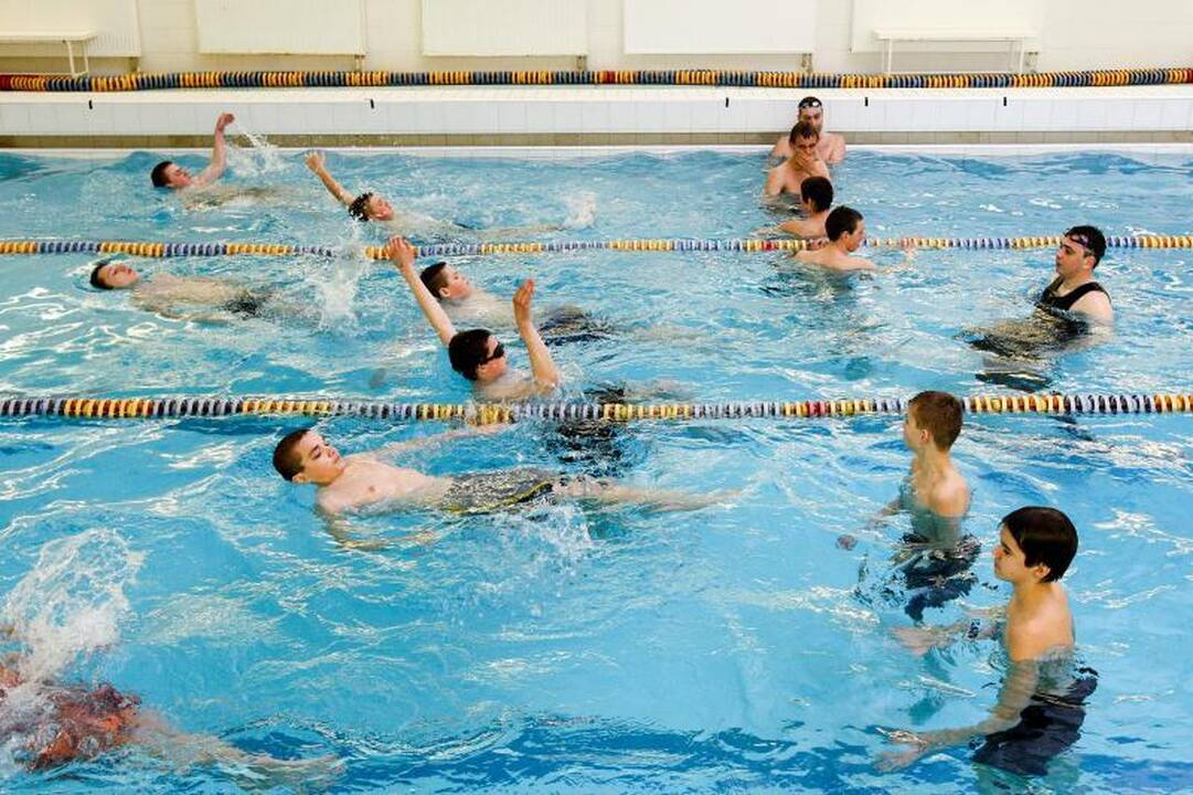 Kauno rajono aštuntokams – ugniagesių gelbėtojų pamokos baseine
