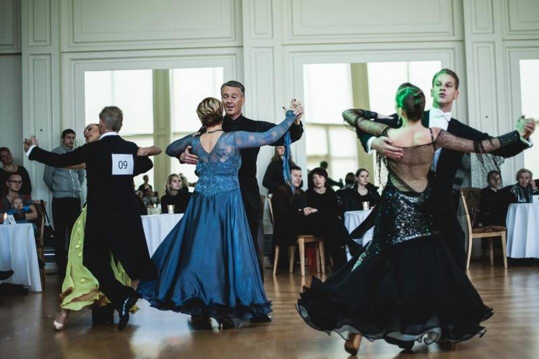 Kaune  ant parketo  sklendė  mylintieji   šokį