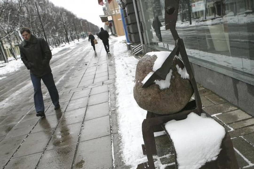 Naktį gausiai pasnigus per avariją sužaloti keli žmonės (papildyta)