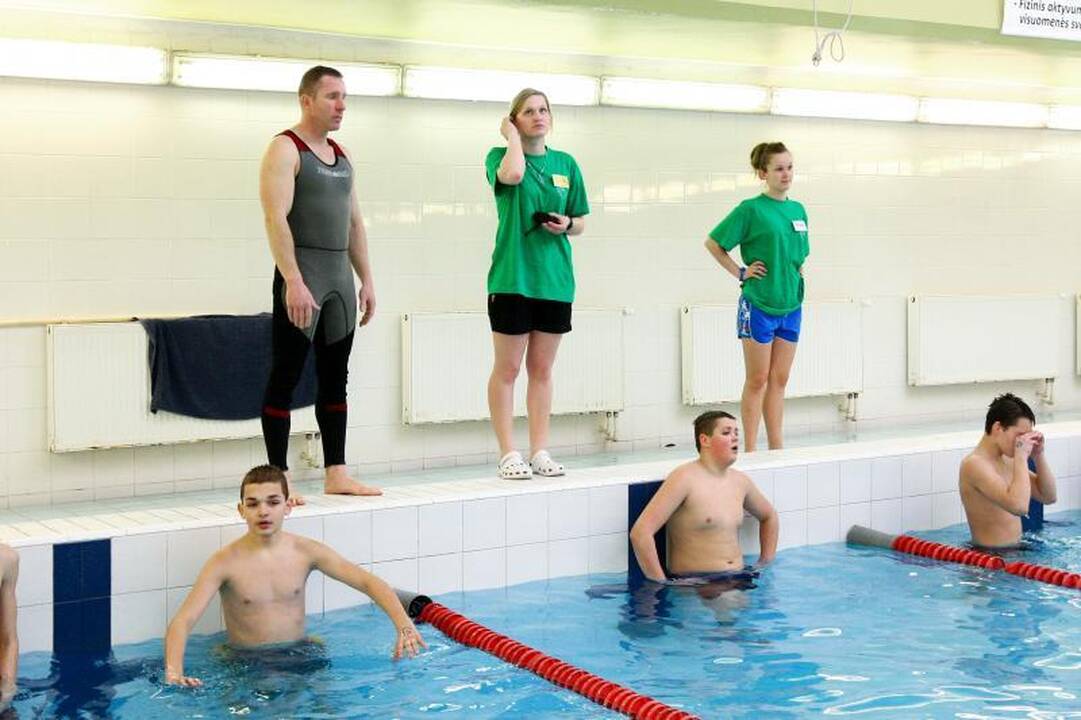Kauno rajono aštuntokams – ugniagesių gelbėtojų pamokos baseine