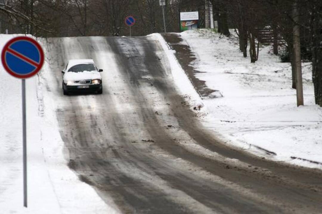 Naktį gausiai pasnigus per avariją sužaloti keli žmonės (papildyta)