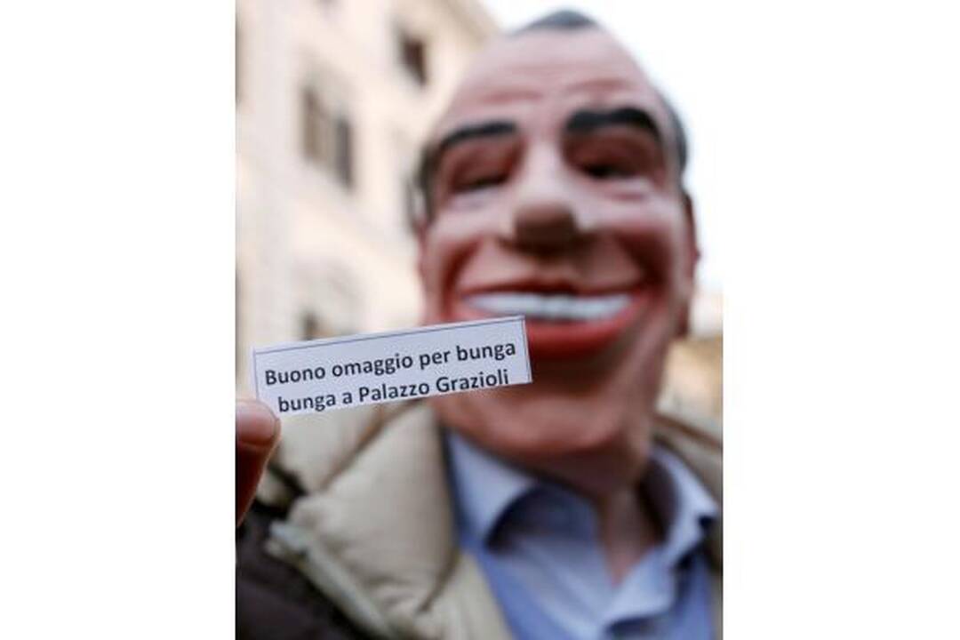 Italijos premjeras numojo ranka į masinį moterų protestą