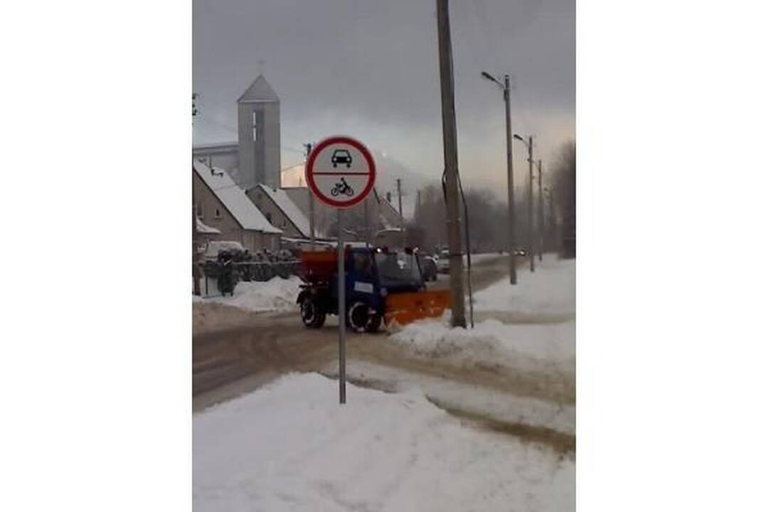 Su pūga gatvėse kovos dvi valytojų bendrovės 