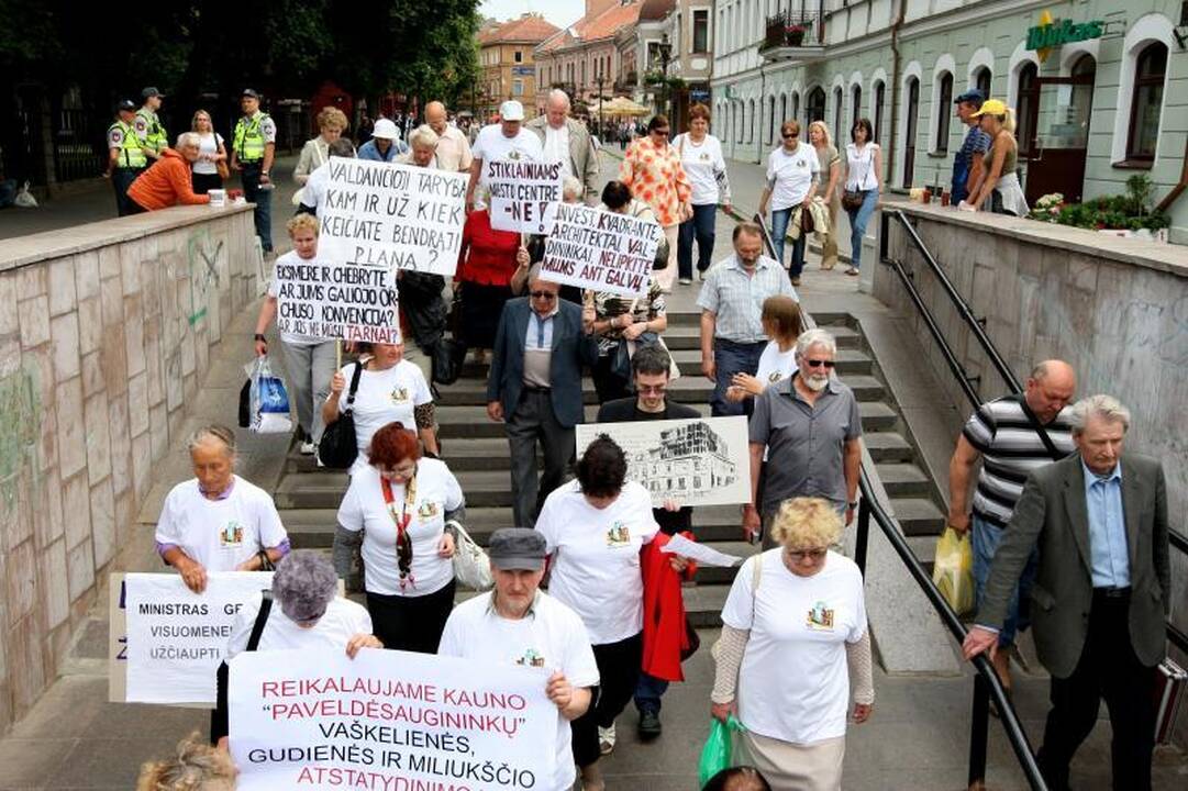 Stiklainio Laisvės alėjoje skandalas: piketuotojai šaukė "Miestą darko" 