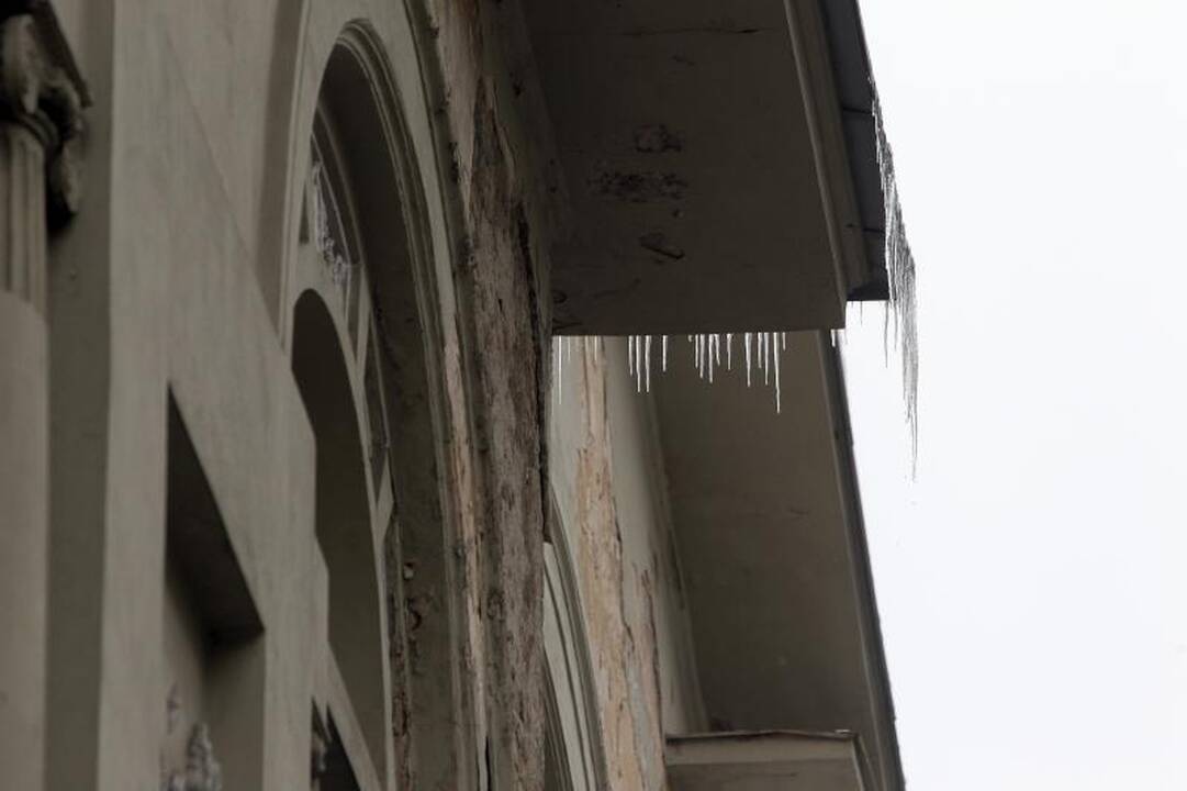 Praeiviams jau graso nuo stogų tįstantys varvekliai