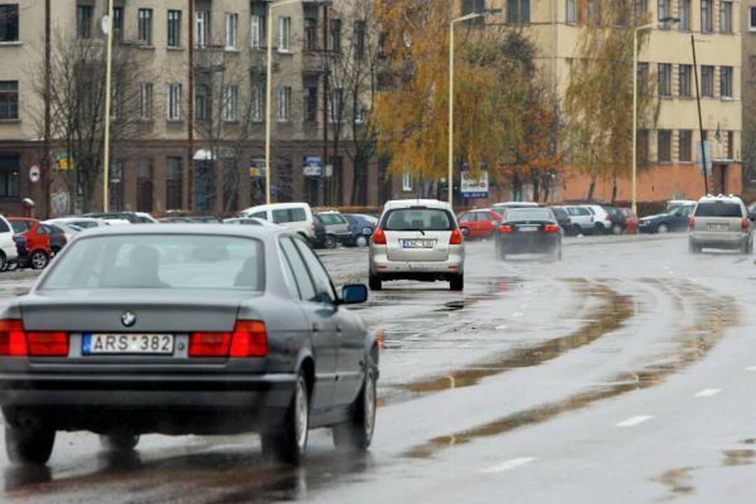 Naktį gausiai pasnigus per avariją sužaloti keli žmonės (papildyta)