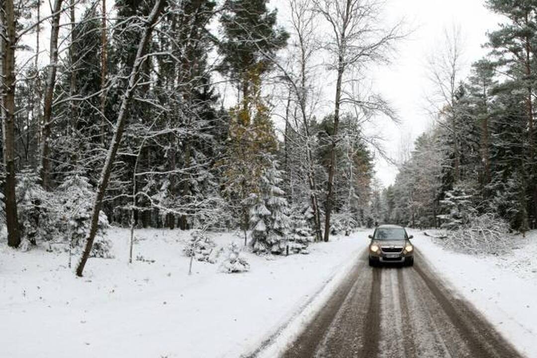 Naktį gausiai pasnigus per avariją sužaloti keli žmonės (papildyta)