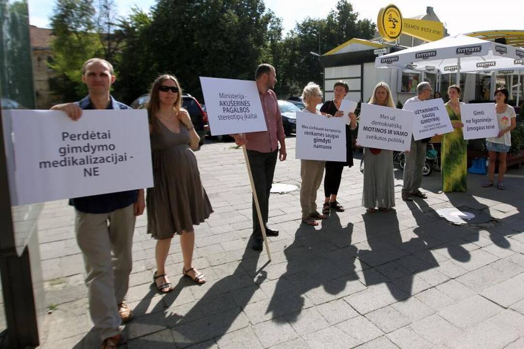 Nevyriausybininkai ragina įteisinti gimdymą namuose