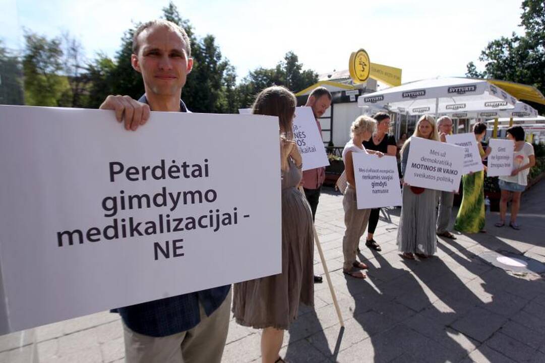 Nevyriausybininkai ragina įteisinti gimdymą namuose
