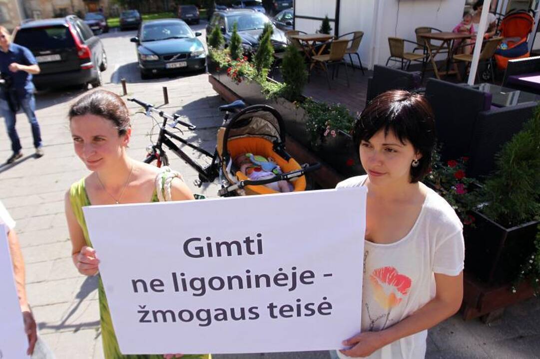 Nevyriausybininkai ragina įteisinti gimdymą namuose