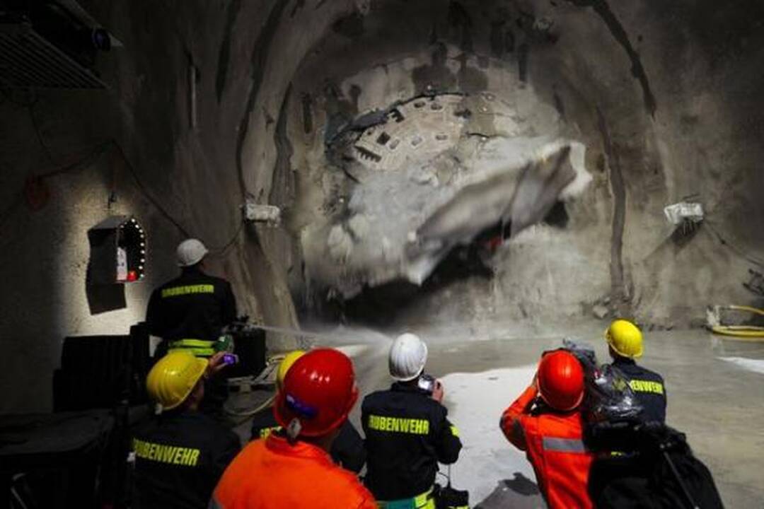 Šveicarijos Alpėse baigiamas kasti ilgiausias pasaulyje tunelis