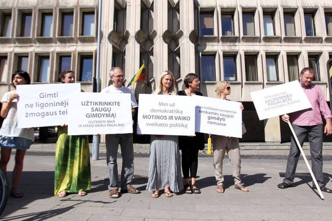 Nevyriausybininkai ragina įteisinti gimdymą namuose
