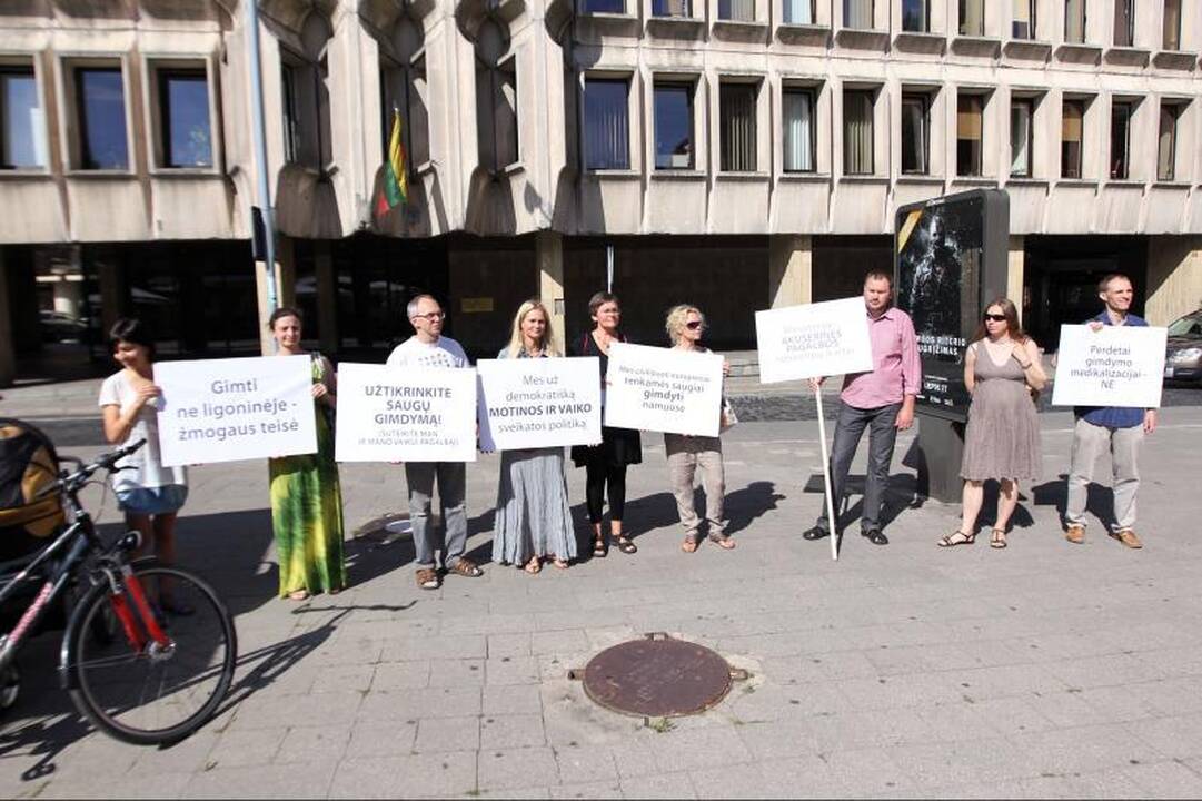 Nevyriausybininkai ragina įteisinti gimdymą namuose