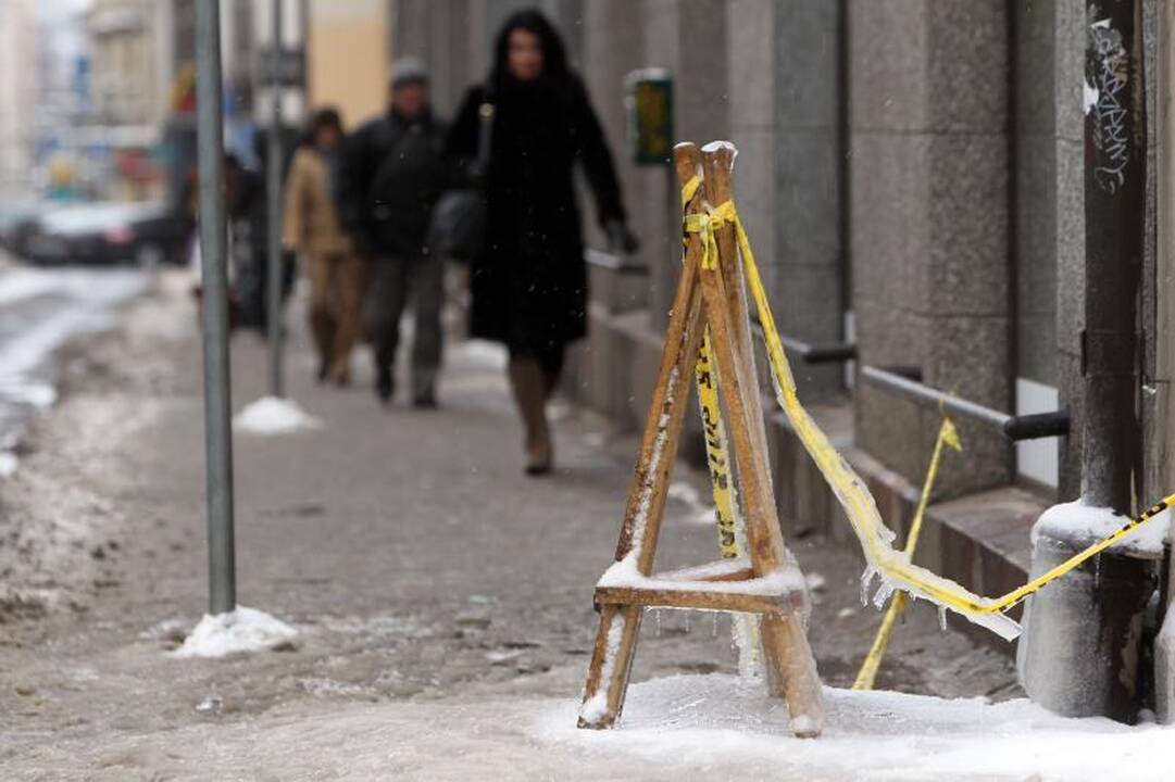 Praeiviams jau graso nuo stogų tįstantys varvekliai