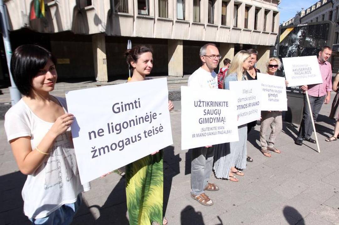 Nevyriausybininkai ragina įteisinti gimdymą namuose