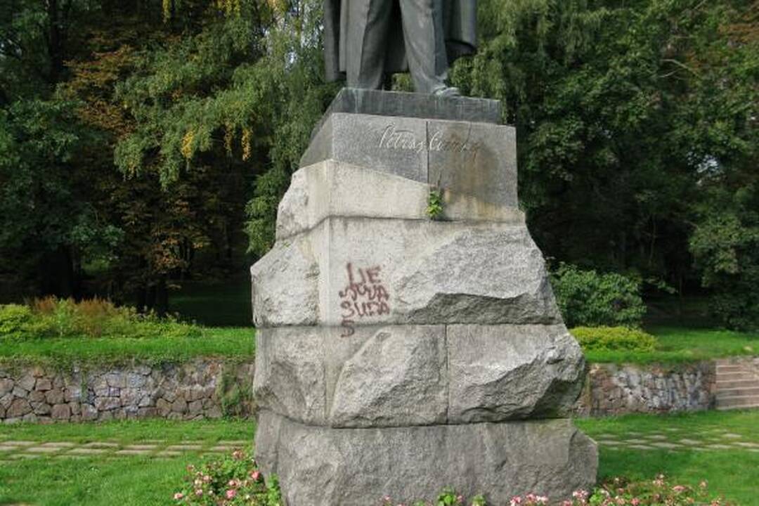 Užrašas ant paminklo P.Cvirkai: „Lietuva šudas“ (papildyta)