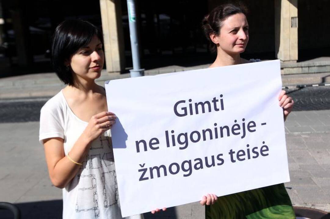 Nevyriausybininkai ragina įteisinti gimdymą namuose
