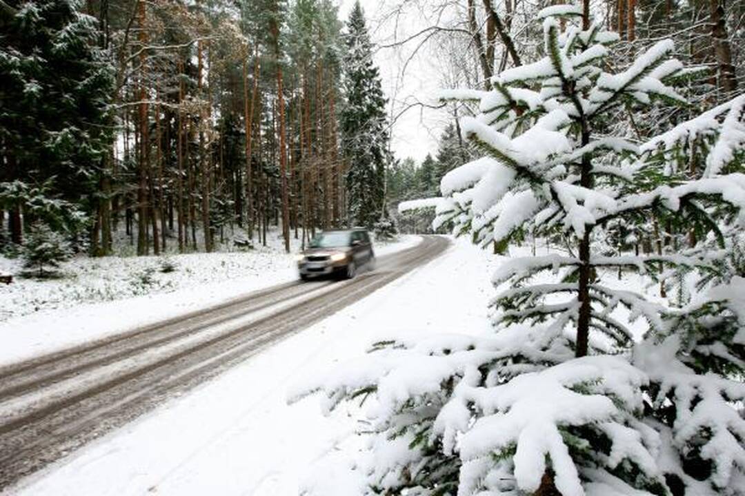 Naktį gausiai pasnigus per avariją sužaloti keli žmonės (papildyta)