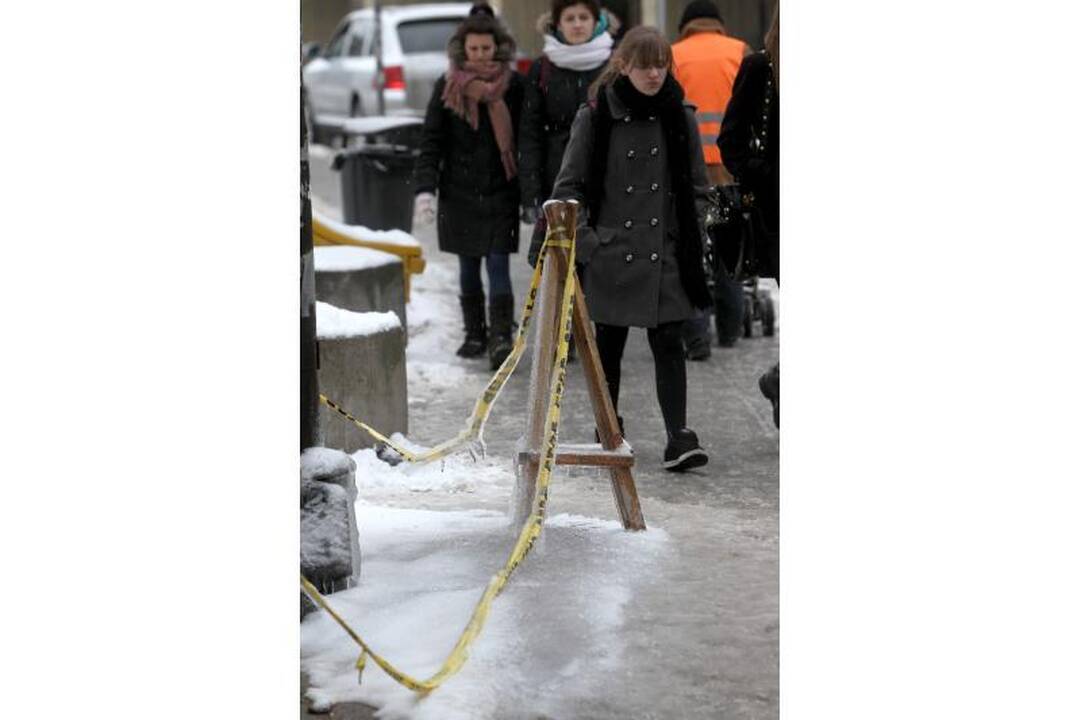 Praeiviams jau graso nuo stogų tįstantys varvekliai