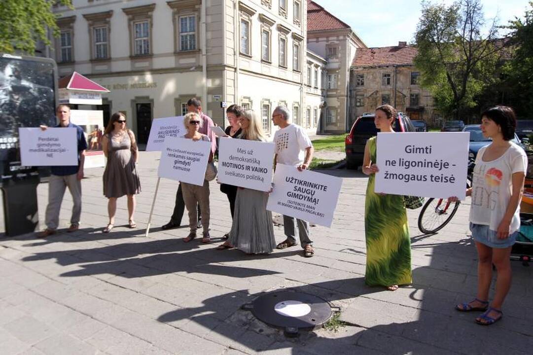 Nevyriausybininkai ragina įteisinti gimdymą namuose