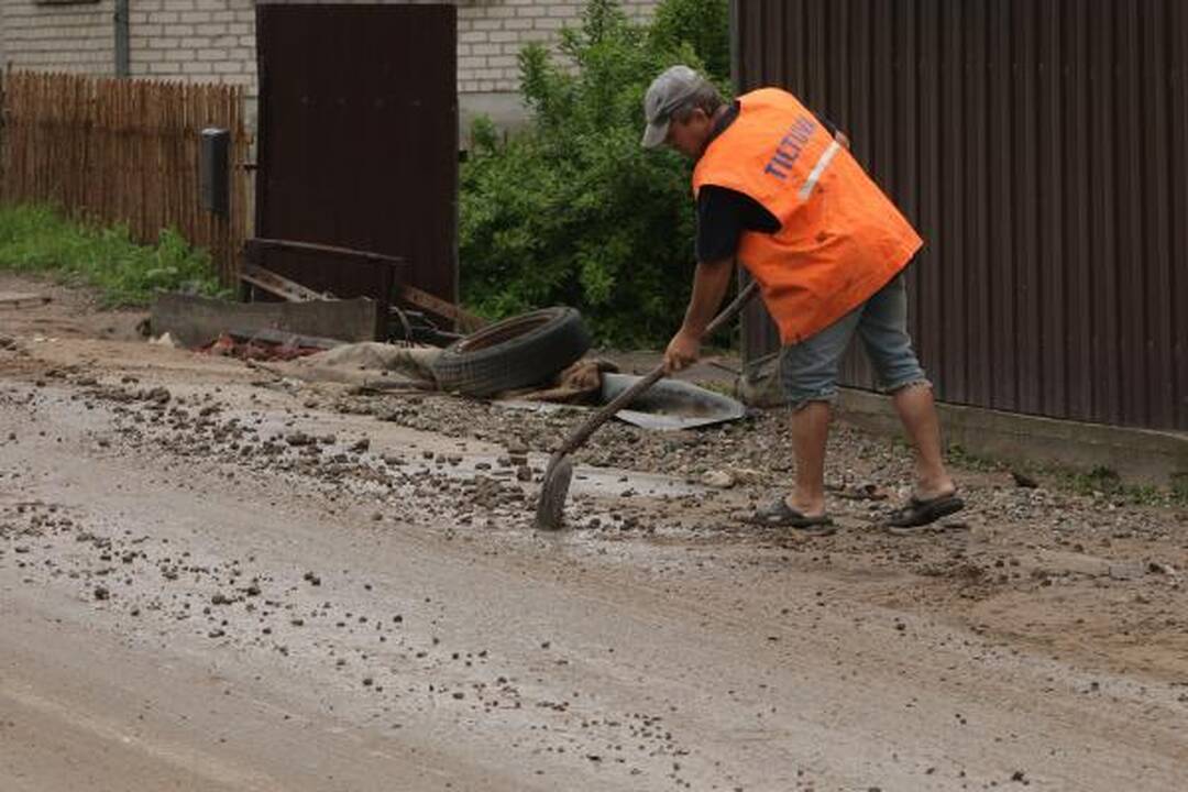 Lietus išardė asfaltą nuovažoje nuo tilto per Nerį