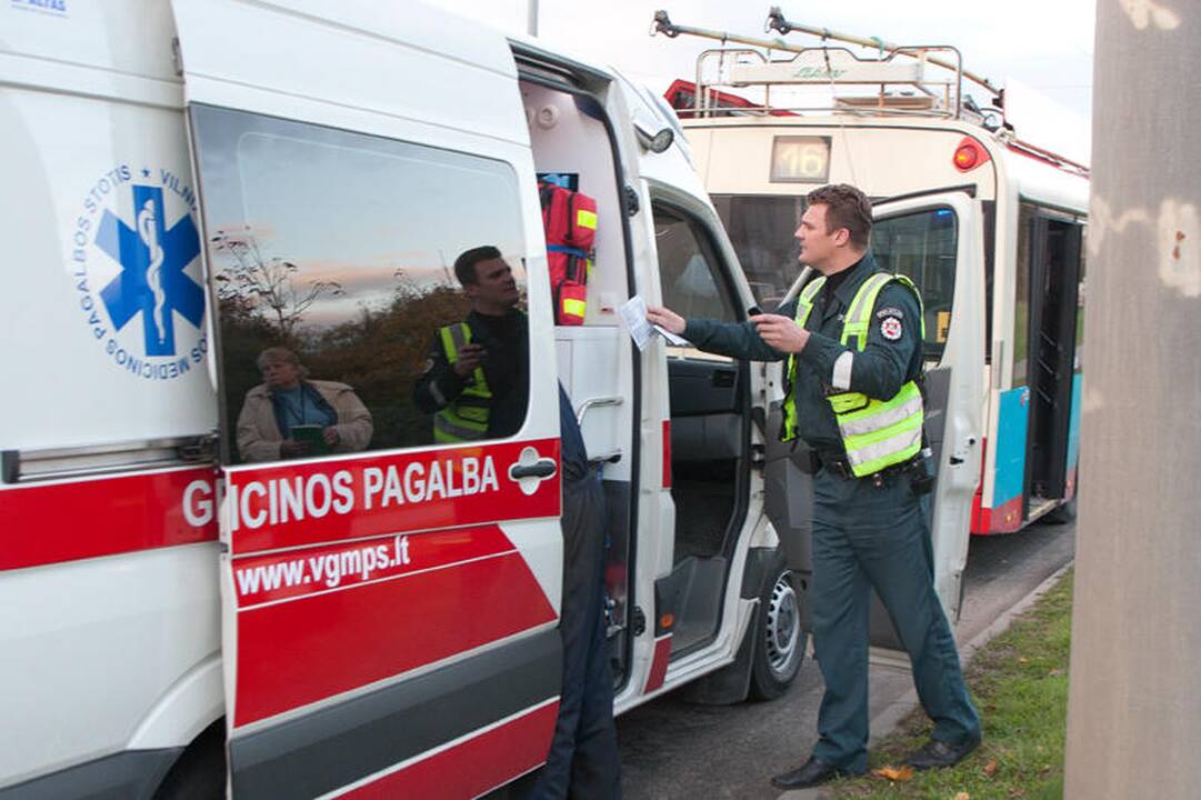 Staigiai stabdant troleibusą nukentėjo keleivė