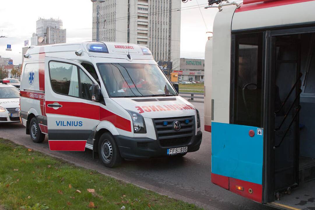Staigiai stabdant troleibusą nukentėjo keleivė