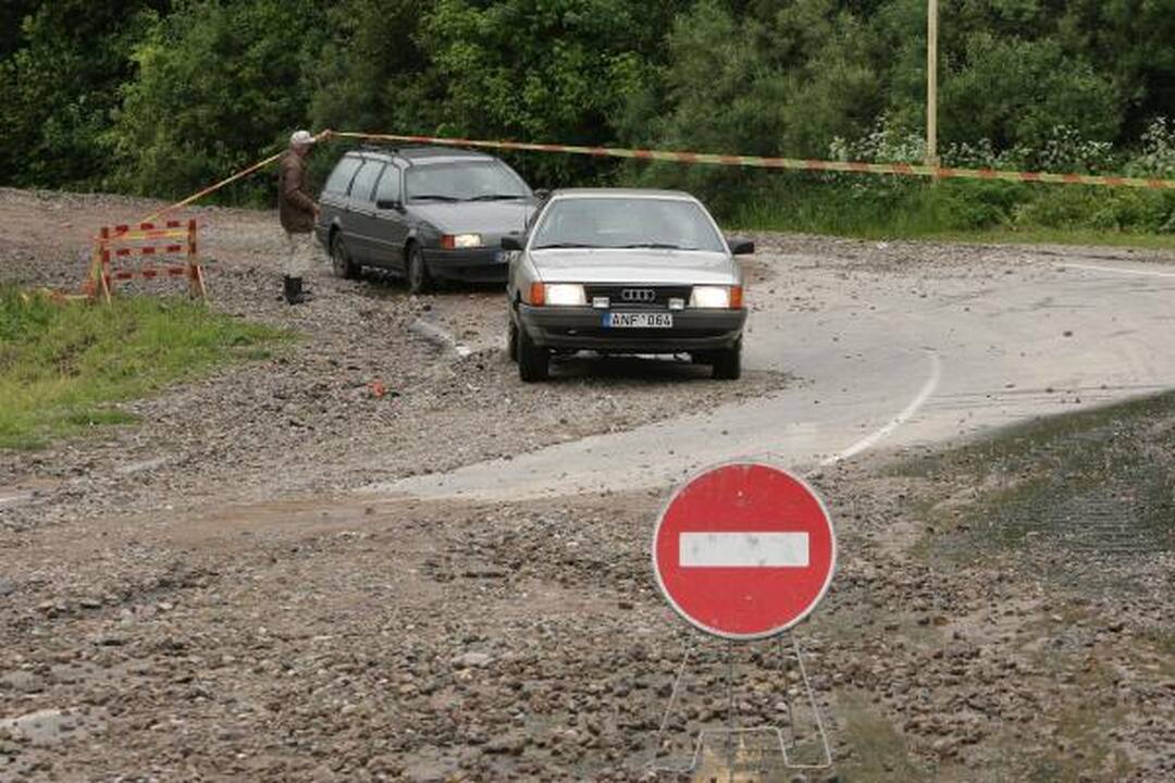 Lietus išardė asfaltą nuovažoje nuo tilto per Nerį