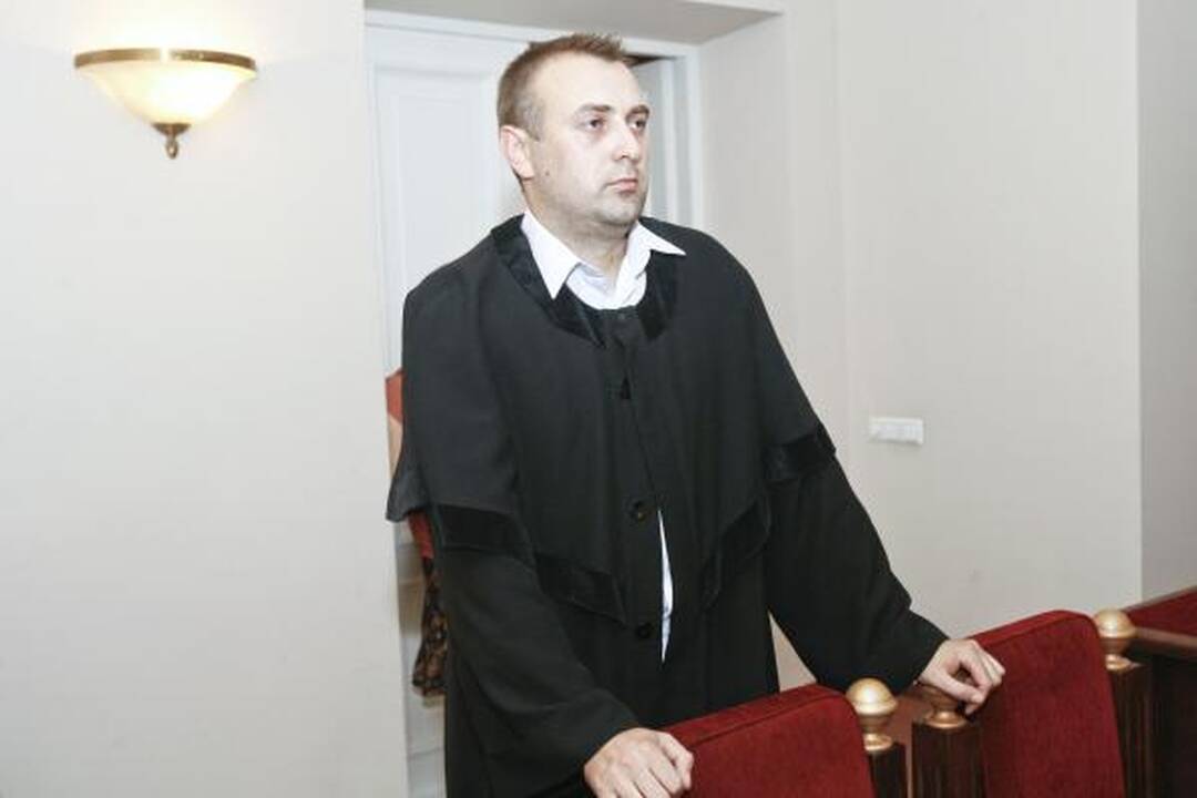 H.Daktaras nori gauti dalį pelno už knygą apie jį