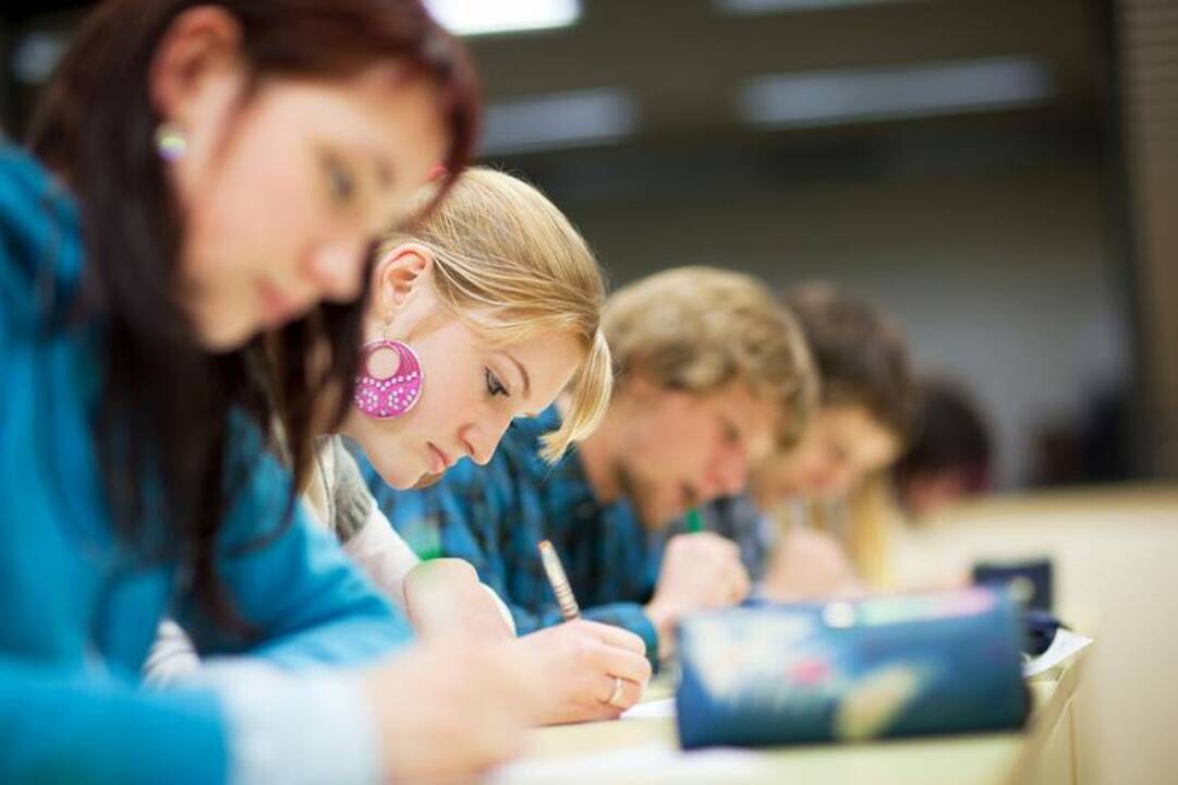 Apklausa: mokykla ruošia egzaminams, o ne gyvenimui