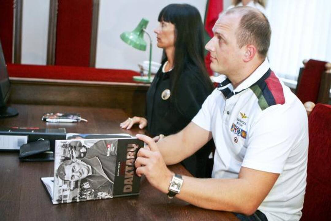 H.Daktaras nori gauti dalį pelno už knygą apie jį