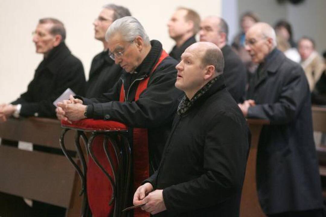 Didįjį penktadienį tikintieji paminėjo eidami Kristaus kryžiaus kelią 