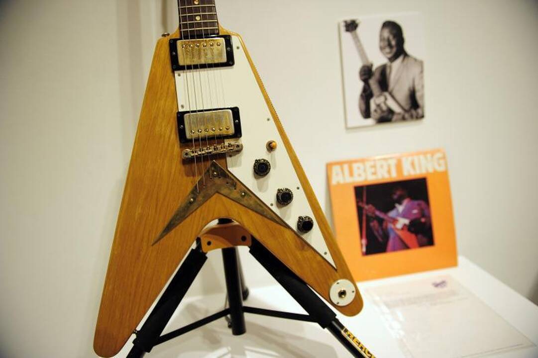 Aukcione parduota aktoriaus R.Gere'o gitarų kolekcija