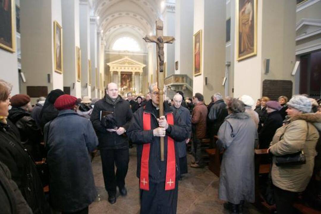 Didįjį penktadienį tikintieji paminėjo eidami Kristaus kryžiaus kelią 