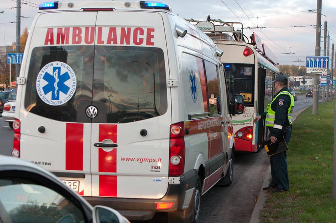 Staigiai stabdant troleibusą nukentėjo keleivė