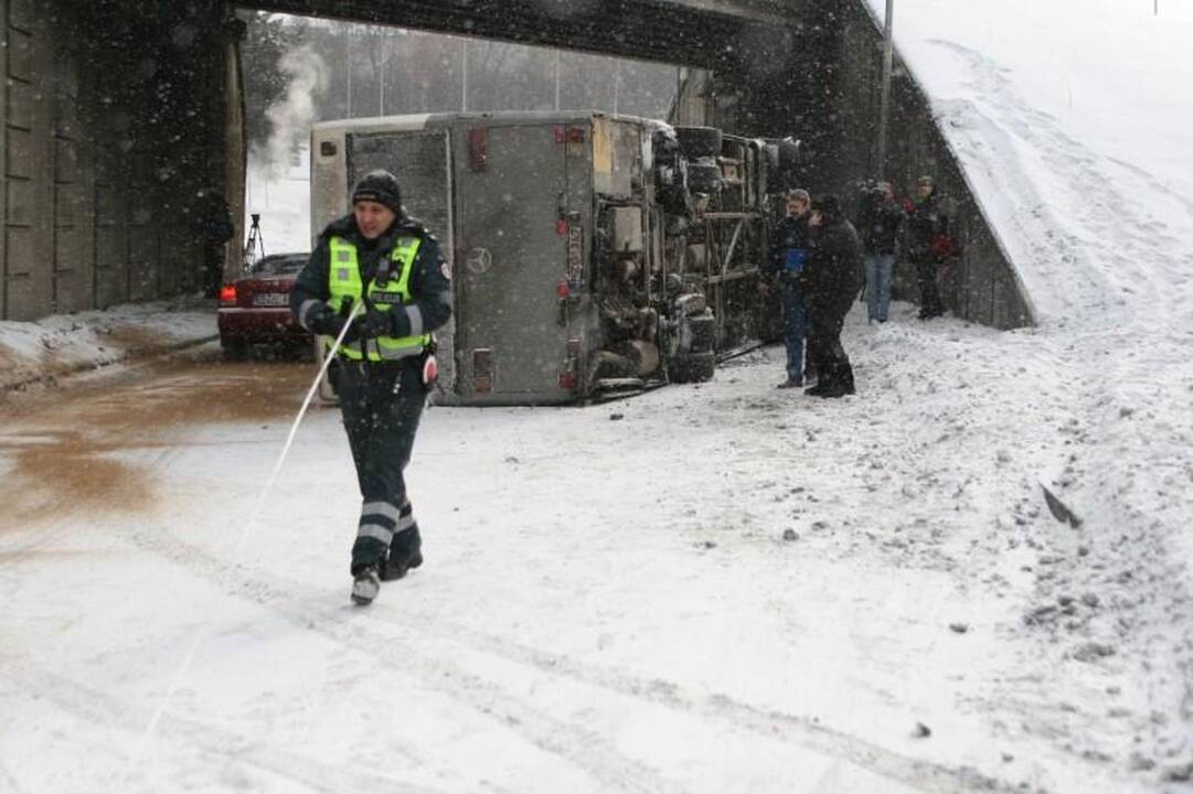 Vilniuje apvirto autobusas, 2 keleiviai išvežti į ligoninę (papildyta)
