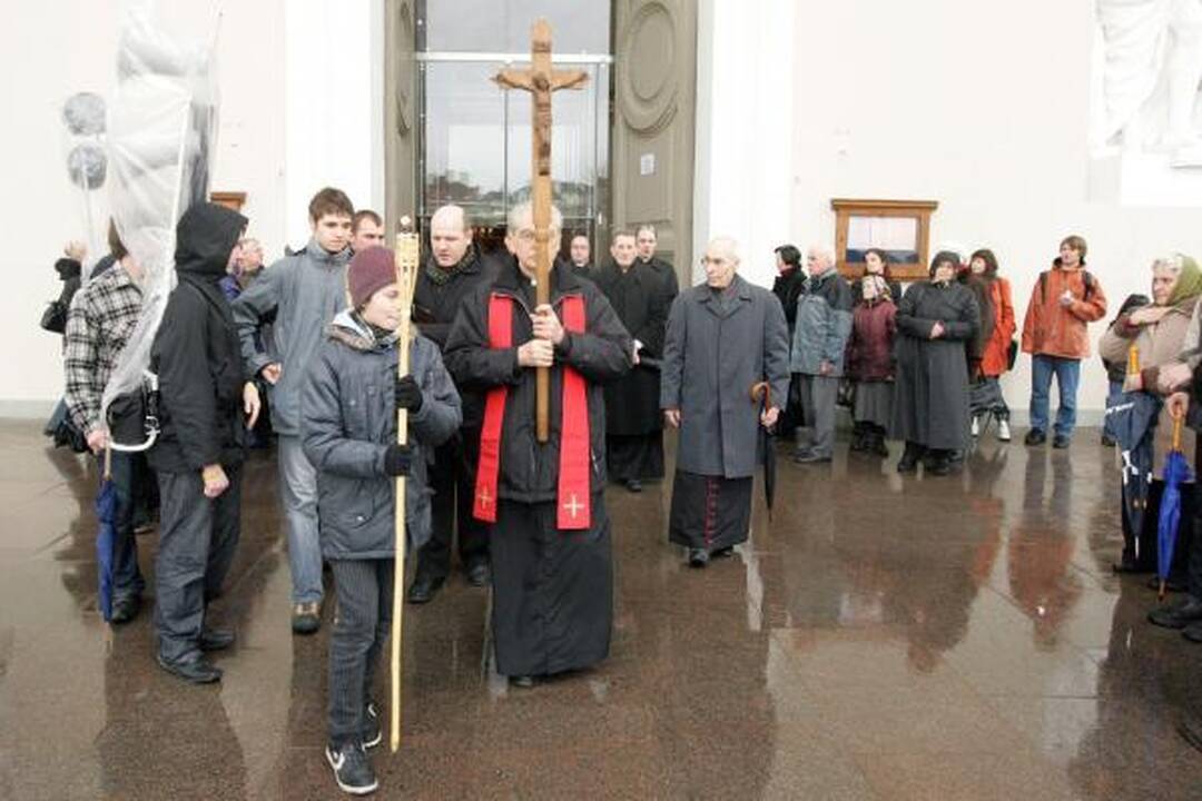 Didįjį penktadienį tikintieji paminėjo eidami Kristaus kryžiaus kelią 