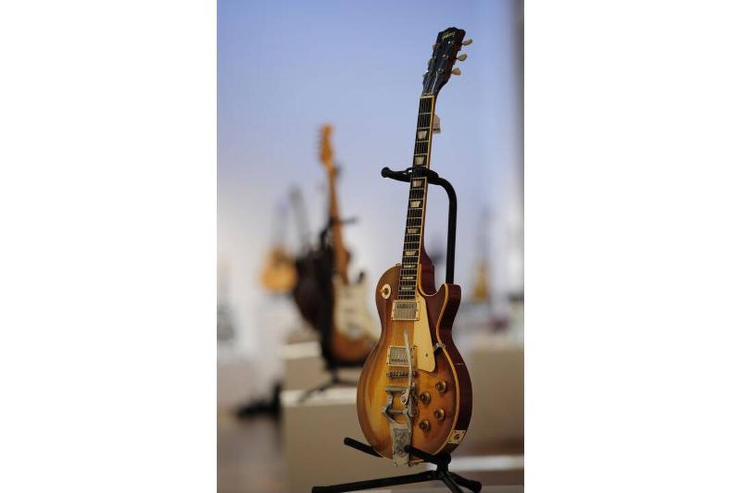 Aukcione parduota aktoriaus R.Gere'o gitarų kolekcija