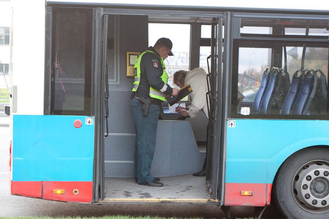 Staigiai stabdant troleibusą nukentėjo keleivė
