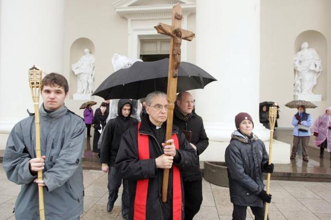 Didįjį penktadienį tikintieji paminėjo eidami Kristaus kryžiaus kelią 