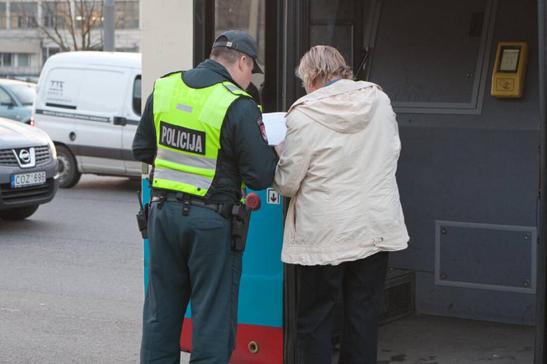 Staigiai stabdant troleibusą nukentėjo keleivė