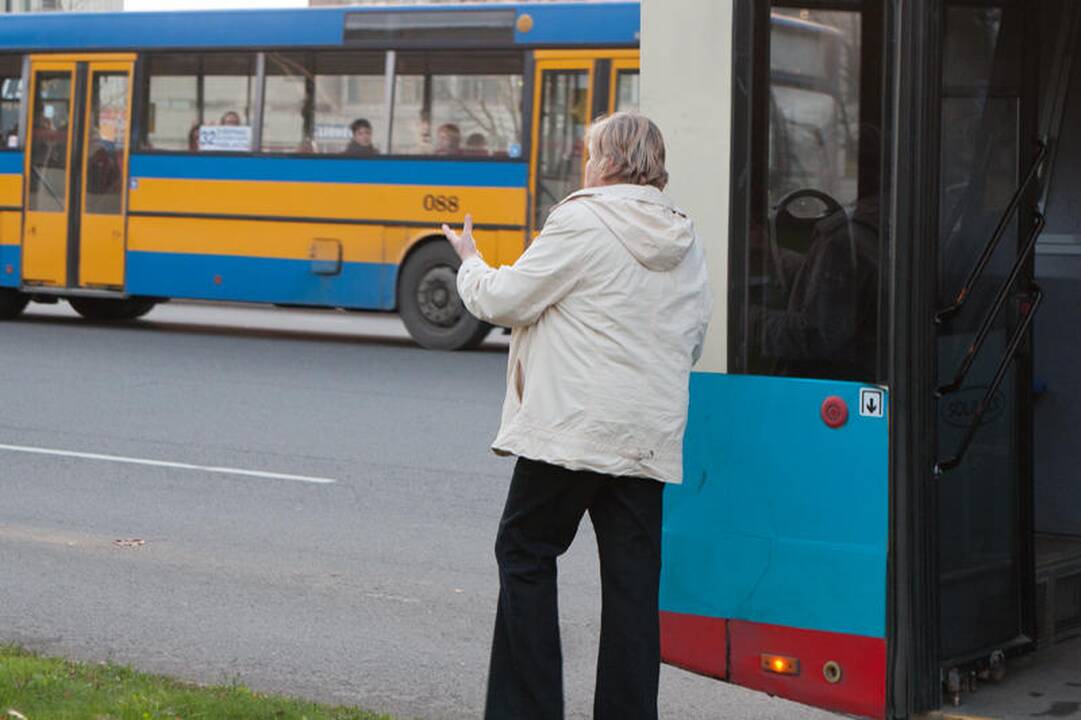 Staigiai stabdant troleibusą nukentėjo keleivė