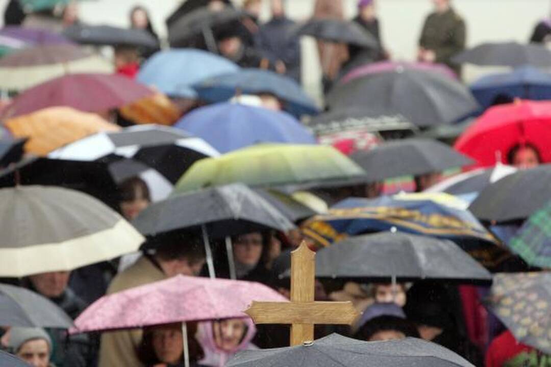 Didįjį penktadienį tikintieji paminėjo eidami Kristaus kryžiaus kelią 