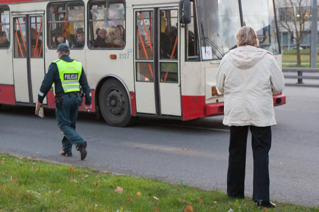 Staigiai stabdant troleibusą nukentėjo keleivė