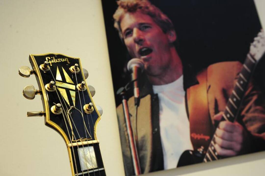 Aukcione parduota aktoriaus R.Gere'o gitarų kolekcija