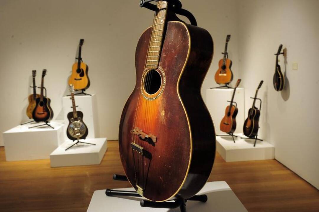 Aukcione parduota aktoriaus R.Gere'o gitarų kolekcija