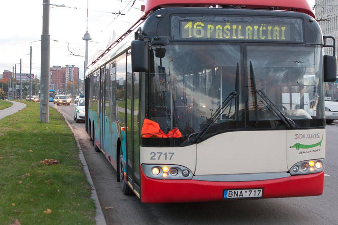 Staigiai stabdant troleibusą nukentėjo keleivė