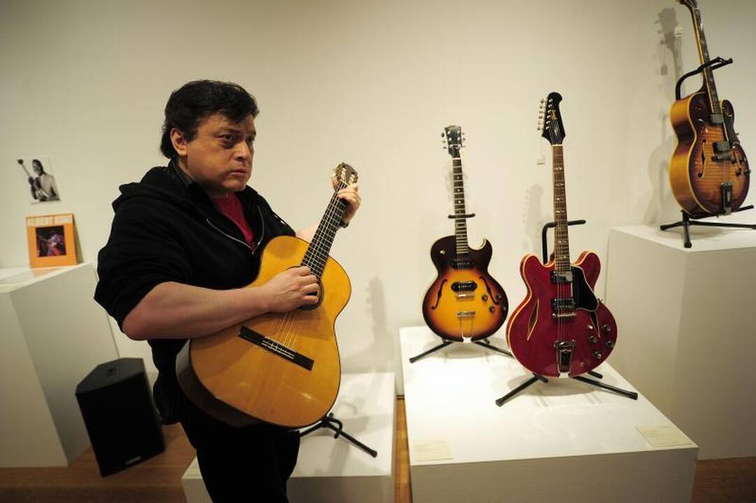 Aukcione parduota aktoriaus R.Gere'o gitarų kolekcija
