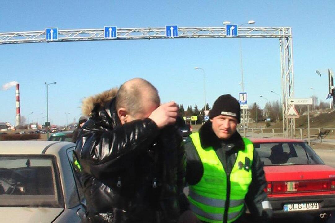Girtas taksistas sukėlė avariją, kurioje apdaužytos trys mašinos